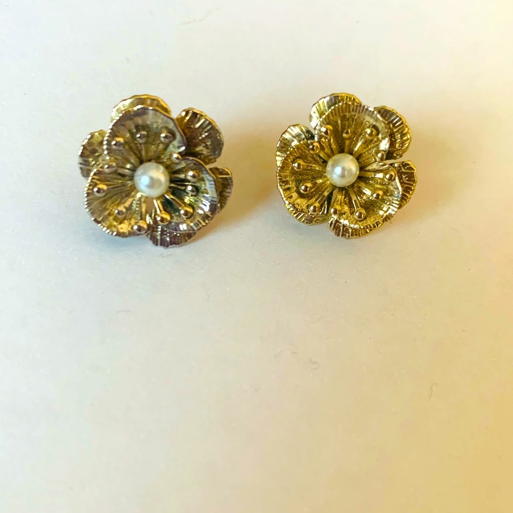 LC Lauren Conrad flower and Pearl earrings